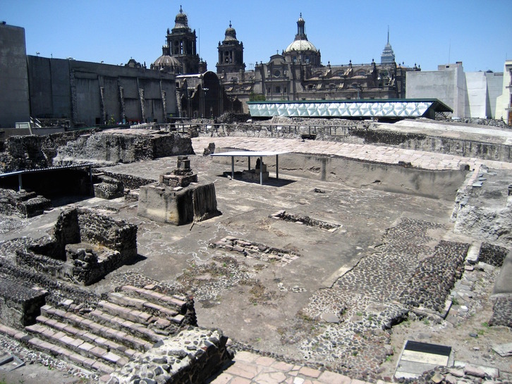 Restos del Templo Mayor, en el centro histórico de Ciudad de México. (BEKAHARI/WIKIMEDIA COMMONS)