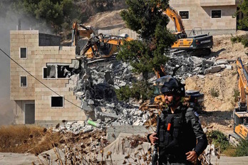 Demolición de una vivienda palestina en Sair, cerca de Hebrón, en Cisjordania. (Hazem BADER/AFP)