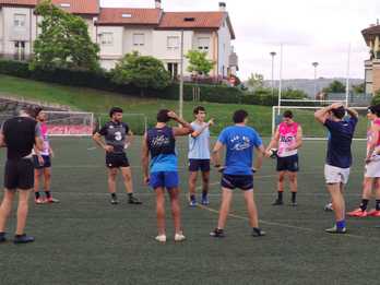 Gorka Bueno da instrucciones a sus jugadores durante un entrenamiento en el campo de Puio, en Donostia. 