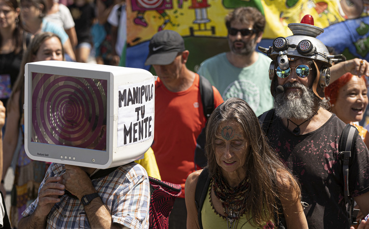 Manifestación contraria a la estrategia sanitaria contra el covid, en julio en Donostia. (Jagoba MANTEROLA | FOKU)