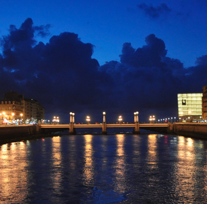 Imagen nocturna del centenario puente del Kursaal, en pleno centro de Donostia. (I.URIARTE)