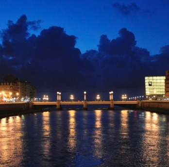 Imagen del centenario puente del Kursaal, en pleno centro de Donostia. (I.URIARTE)