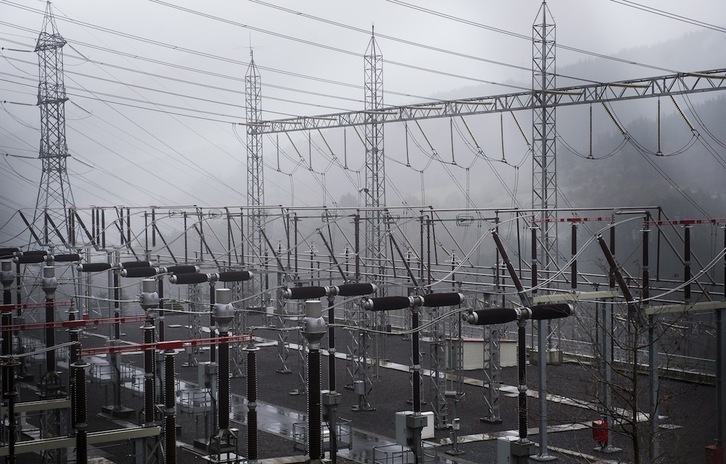 La gestión de la producción y la distribución de la electricidad está en manos de grandes compañías en el Estado español. (Luis JAUREGIALTZO | FOKU)