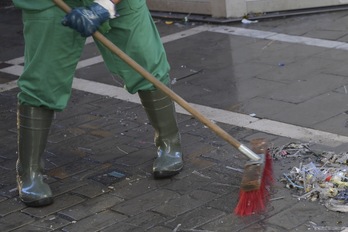 Un trabajador de la empresa encargada de la limpieza viaria de Donostia ha fallecido tras sentirse indispuesto. (Idoia ZABALETA/FOKU)