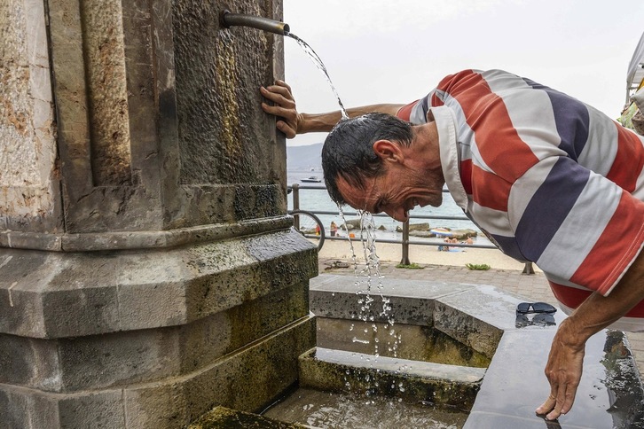 Un siciliano se refresca en una fuente para combatir el fuerte calor. (Giovanni ISOLINO/AFP) 
