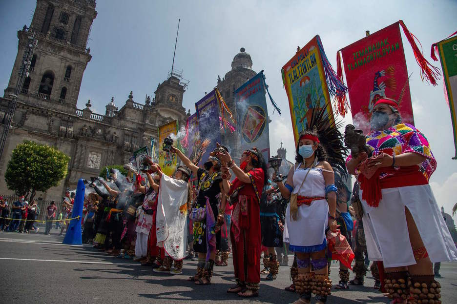Representantes de distintos pueblos originarios, en el corazón de Ciudad de México. (Claudio CRUZ/AFP)