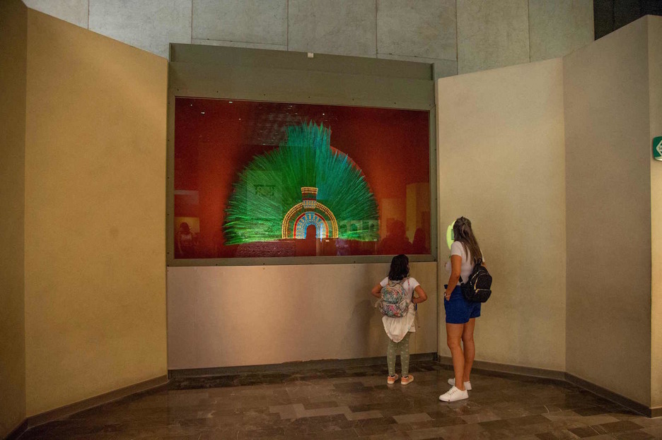 Réplica del penacho de Moctezuma en el Museo Nacional de Antropología. El original está en un museo de Austria. (Claudio CRUZ/AFP)