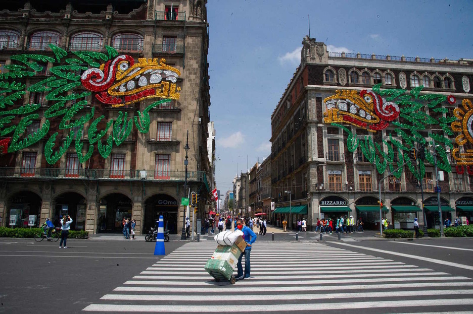 El centro histórico de Ciudad de México, engalanado. (Claudio CRUZ/AFP)