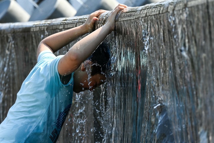 Un niño se refresca en una fuente, el pasado 13 de julio, durante otro caluroso día de verano en Moscú. (Kirill KUDRYAVTSEV | AFP)