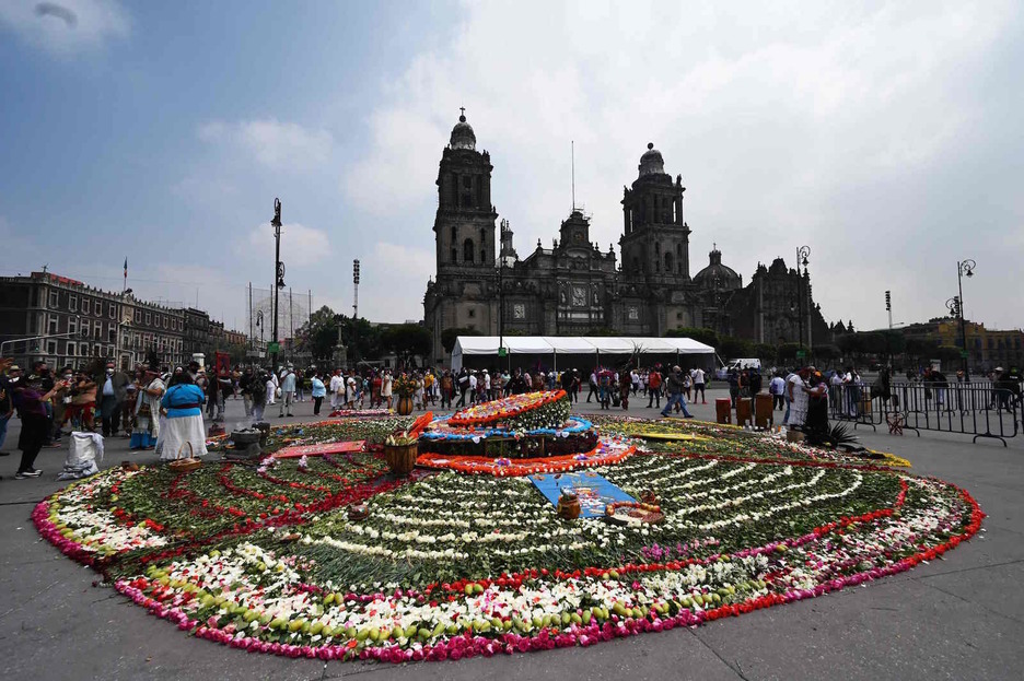 Flores decoran el Zócalo. (Rodrigo ARANGUA/AFP)