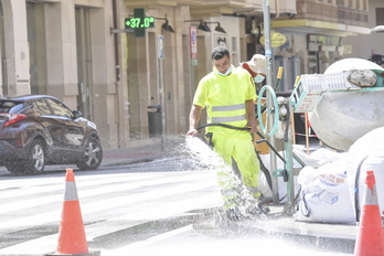 Un trabajador, a pleno sol un reciente día de canícula en Iruñea. (Idoia ZABALETA | FOKU)