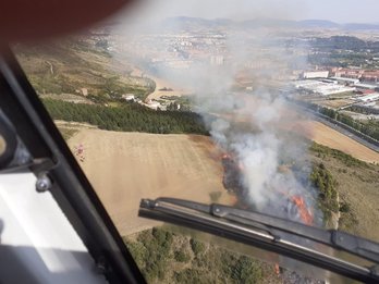El fuego, desde el helicóptero de los bomberos. (@bomberos_na)