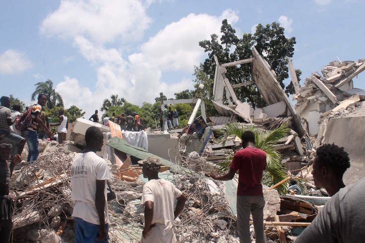 Edificios derruidos por el terremoto en Haití. (Stanley LOUIS / AFP) 