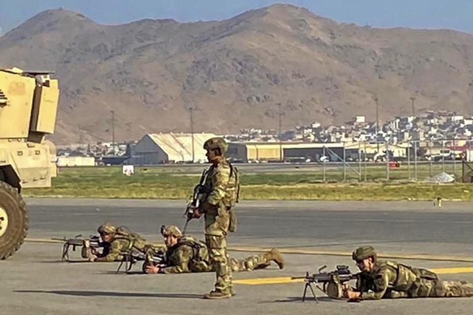 Soldados estadounidenses toman posiciones en el aeropuerto de Kabul para asegurar las operaciones de evacuación. (Shakib RAHMANI | AFP)