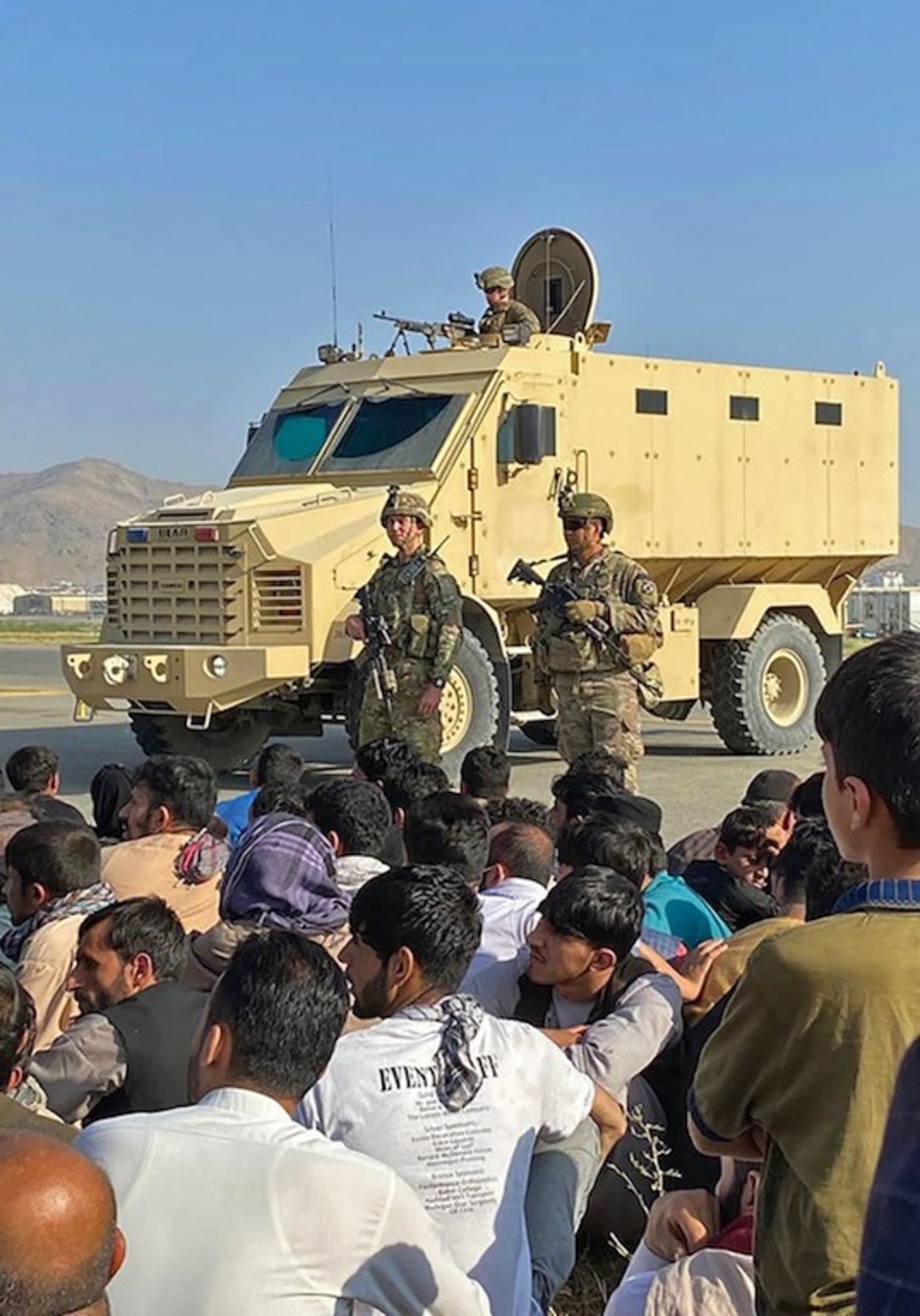 Ciudadanos afganos se agolpan en el aeropuerto de Kabul mientras los soldados estadounidenses montan guardia. (Shakib RAHMANI | AFP)