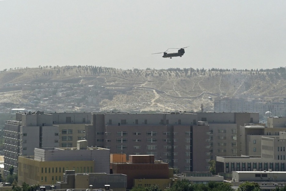 Un helicóptero militar estadounidense sobrevuela la Embajada de este país en Kabul. (Wakil KOHSAR |AFP)