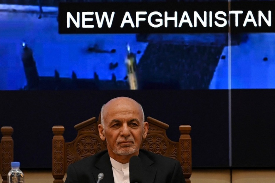 Imagen de archivo del derrocado presidente de Afganistán, Ashraf Ghani, en el palacio presidencial. En un mensaje grabado, Ghani ha concedido la victoria a los talibanes y ha confirmado su huida del país.(Sajjad HUSSAIN | AFP)