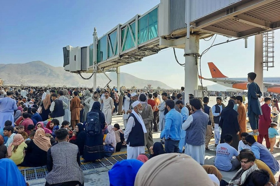 La espera de quienes quieren salir del país se está prolongando durante este lunes en la pista del aeropuerto de Kabul. (AFP)