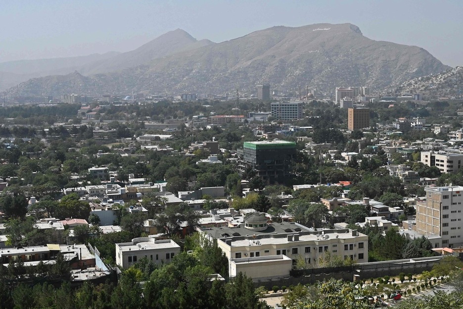 Una vista general de Kabul, donde residen más de tres millones de personas, tomada desde una colina este domingo, 15 de agosto. (Wakil KOHSAR | AFP)