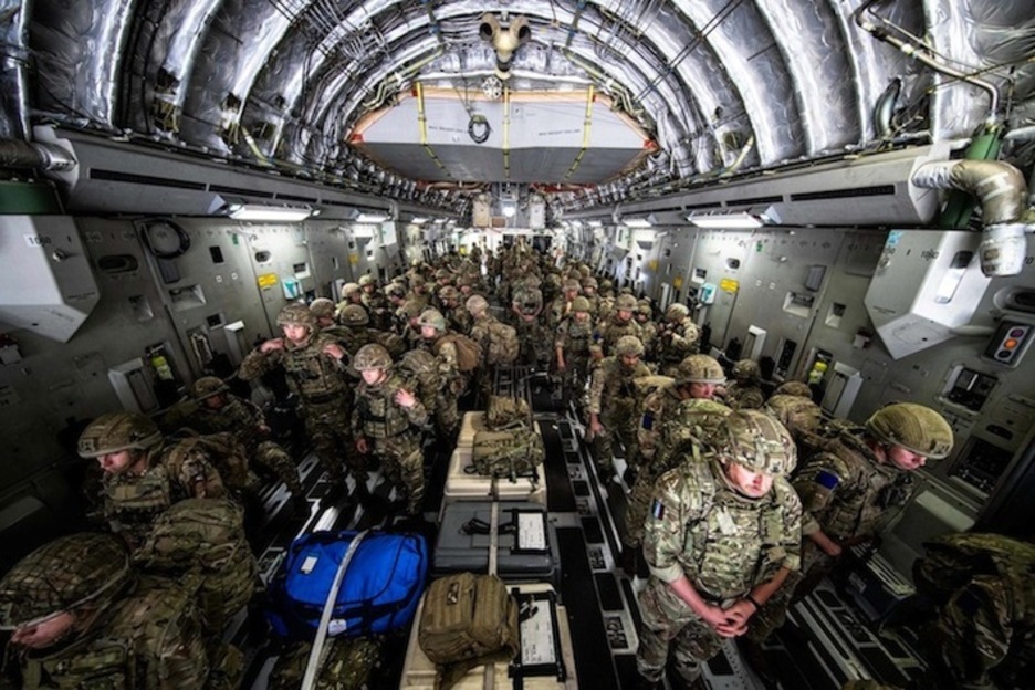 Fotografía publicada por el Ministerio de Defensa británico (MOD) que muestra a la 16ª Brigada de Asalto Aéreo de la RAF mientras desembarca en Kabul para colaborar en la evacuación de ciudadanos británicos y personas autorizadas. (Ben Shread | MOD-AFP)
