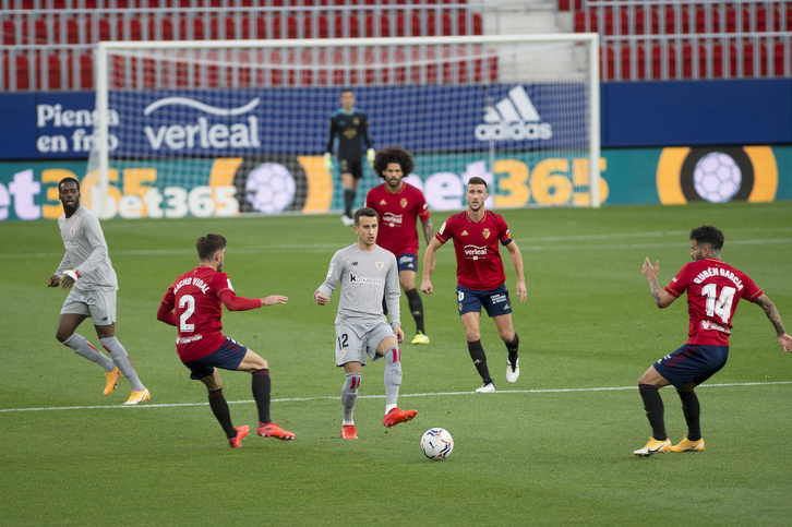 Álex Berenguer intenta controlar el balón en un partido ante Osasuna de la temporada pasada. (Iñigo URIZ/FOKU)