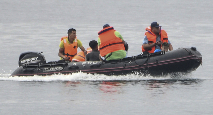 Policías marroquíes interceptan a menores que iban a Ceuta en una barca de juguete. (Antonio SEMPERE/EUROPA PRESS)
