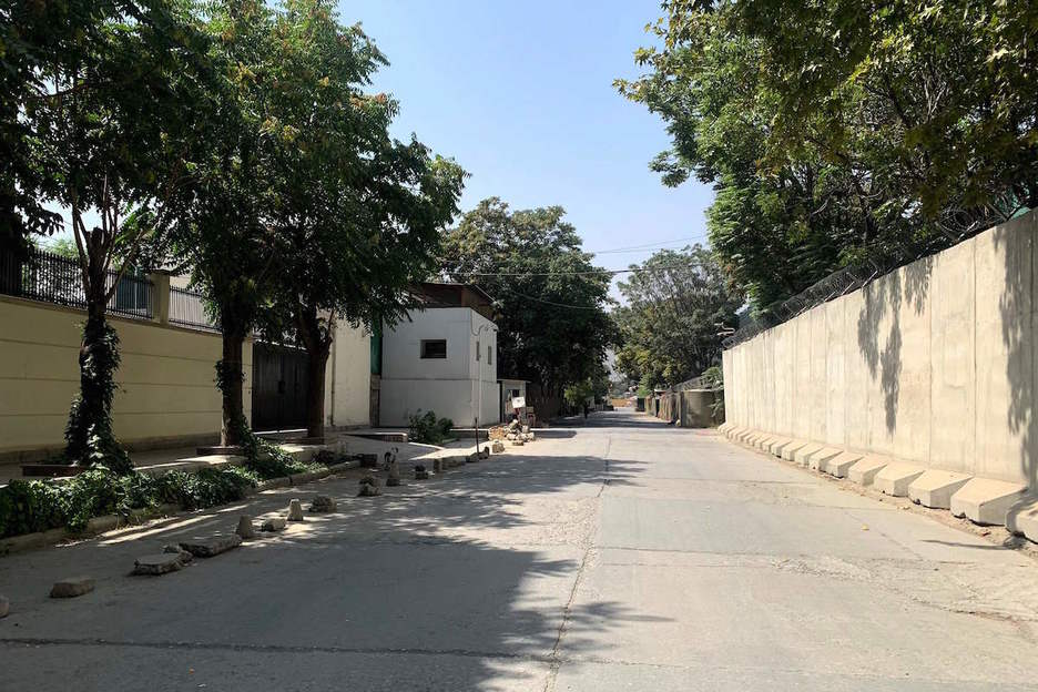 Una calle vacía en la zona verde de Kabul, en la que se ubican las embajadas. (Wakil KOSHAR/AFP)