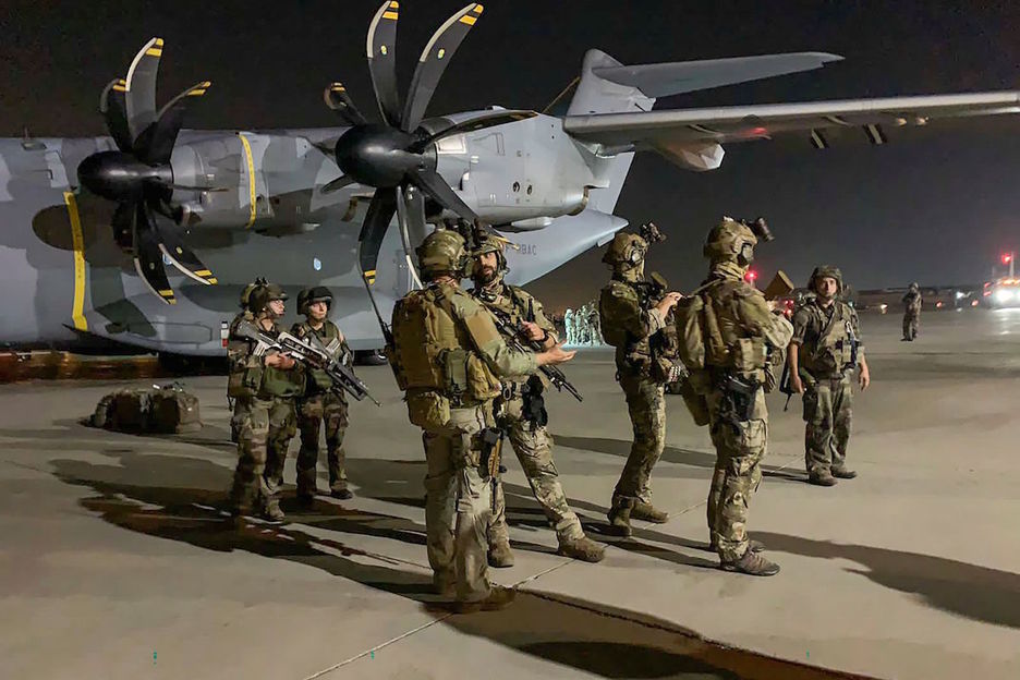 Soldados franceses protegen un el aeropuerto de Kabul un avión destinado a la evacuación. (STR/AFP)