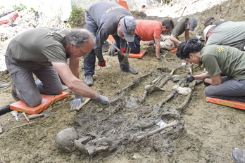 Técnicos de Aranzadi exhuman los restos de cuatro personas, una de ellas identificada ahora, en Larrasoaña en 2018. (Idoia ZABALETA/FOKU)