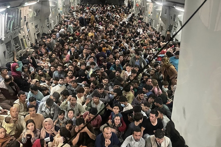 650 afganos evacuados el lunes en un avión militar estadounidense, según fotografía de su Ejército. (Capitán Chris Herbert)
