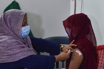 Herrialde batzuetan covid kasu aunitz izan dituzten arren, txerto gutxi jaso dituzte. Irudian, Bangladesh. (Munir UZ ZAMAN / AFP)