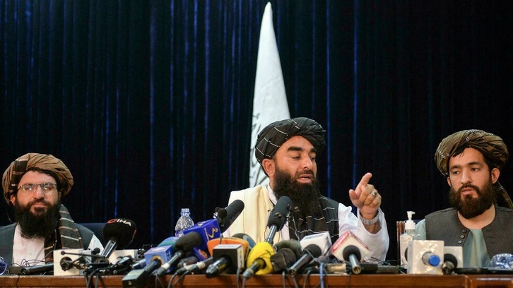 Zabihullah Mujahid, portavoz de los talibanes, durante la primera conferencia de prensa de los insurgentes en Kabul, el 17 de agosto, tras la toma de la capital. (Hoshang HASHIMI | AFP)