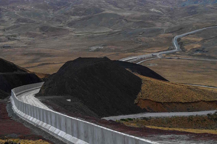 El muro en la frontera entre Turquía e Irán es ya una realidad en la localidad de Caldiran. (Ozan KOSE/AFP)