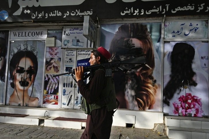 Kabulgo edertasun zentroetako emakumeen aurpegiak beltzez estali dituzte. (Wakil KOHSAR / AFP)