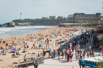 Veraneantes disfrutan de la playa, en Biarritz, el pasado 9 de agosto. (Guillaume FAUVEAU)