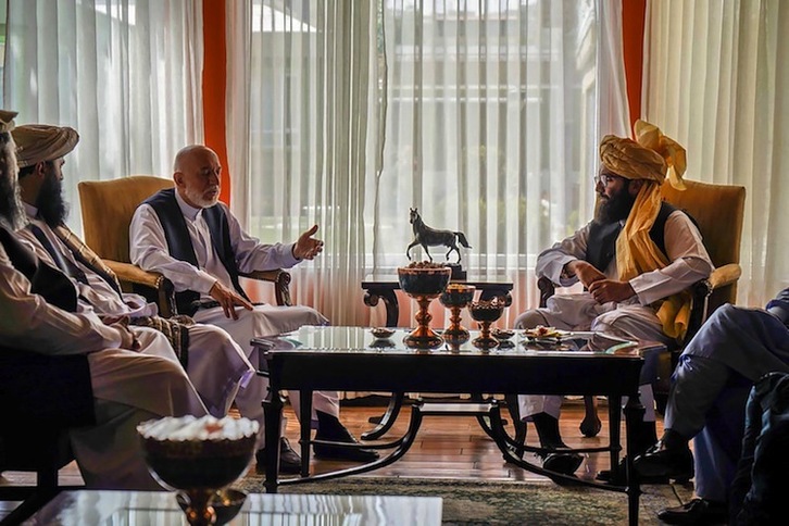 Hamid Karzai, bizar zuriarekin eta burusoila, talibanen ordezkariekin negoziatzen egunotan Afganistanen. (AFP)