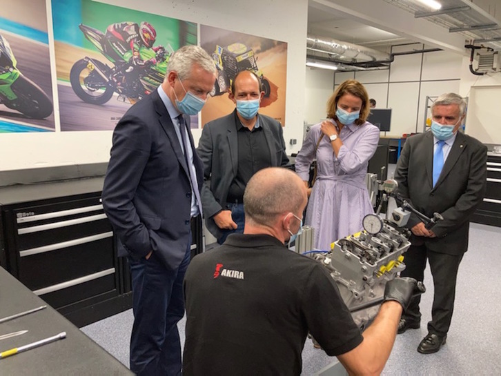 El ministro francés de Economía, Bruno Le Maire, durante su visita a Akira Technologies. (@Mediabask)