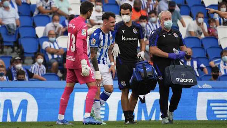 Álex Sola, con el portero del Leganés Asier Riesgo, se lesionó en el primer partido de Liga. (REAL SOCIEDAD)