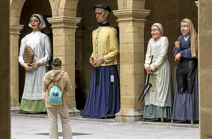 Bilboko erraldoiak ikusgai izango dira Euskal Museoko klaustroan, irailaren 12ra bitartean. (Marisol RAMIREZ | FOKU)