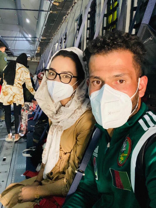 Nilofar Bayat, con su marido, a bordo del avión que les traslada a Torrejón de Ardoz. (@APampliega)