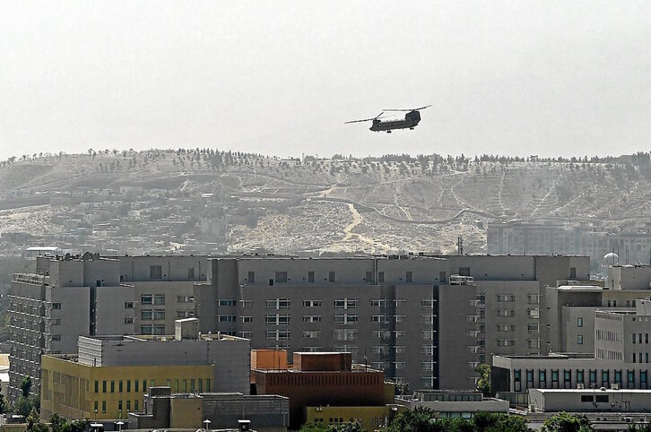 Un helicóptero militar de EEUU sobrevuela su embajada en Kabul el pasado domingo. (Wakil KOHSAR/AFP)
