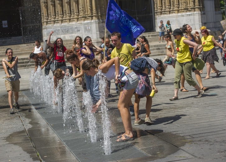 Participantes en una acampada contra el fracking se refrescan en una fuente, en 2015 en Gasteiz. (Juanan RUIZ/FOKU)