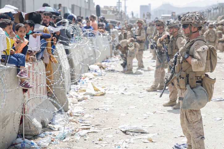 Marines estadounidensen controlan los accesos al aeropuerto de Kabul. (Nicholas GUEVARA–US MARINE CORPS/AFP)