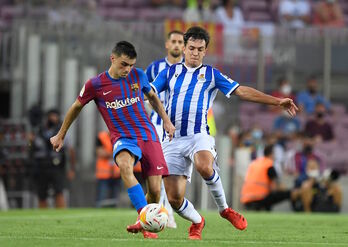 Martín Zubimendi y Pedri, en el primer partido de Liga del Camp Nou. (Josep LAGO/AFP)