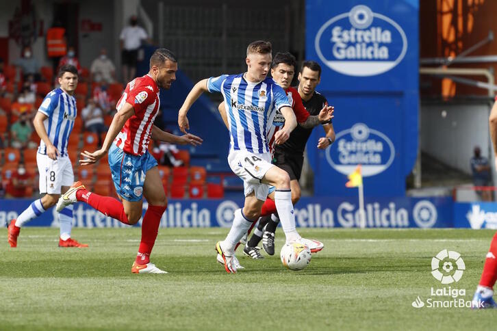 Beñat Turrientes ha debutado en Segunda tras ir convocado con el primer equipo al Camp Nou. (LA LIGA)