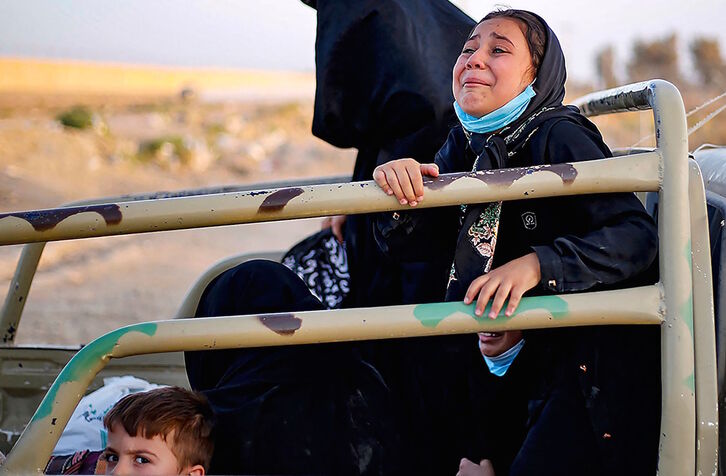 Errefuxiatu afganiarrak Iranera iritsi nahian. (Mohammad JAVADZADEH/AFP)