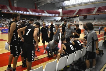 Tiempo muerto de un Bilbao Basket de circunstancias en su primer choque de pretemporada. (BILBAO BASKET)