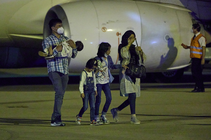 Torrejonera iritsitako Afganistaneko familia bat. (Jesús HELLÍN | AFP)