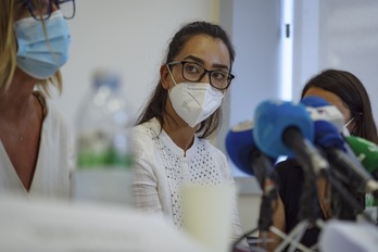 Nilofar Bayat en una rueda de prensa tras su llegada a Bilbo desde Afganistán. (Aritz LOIOLA/FOKU)