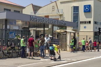 La planta de Mercedes-Benz en Gasteiz ha retomado este lunes la actividad habitual tras varias semanas de parón. (Jaizki FONTANEDA | FOKU)